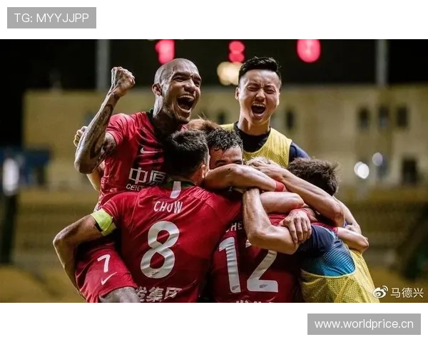 巴洛特利又开豪车上赛场？这生活节奏也太反差了吧！