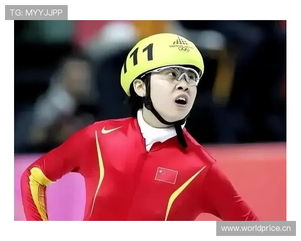 王濛在家切个水果都像在冰场压步，这手速普通人连影子都摸不着