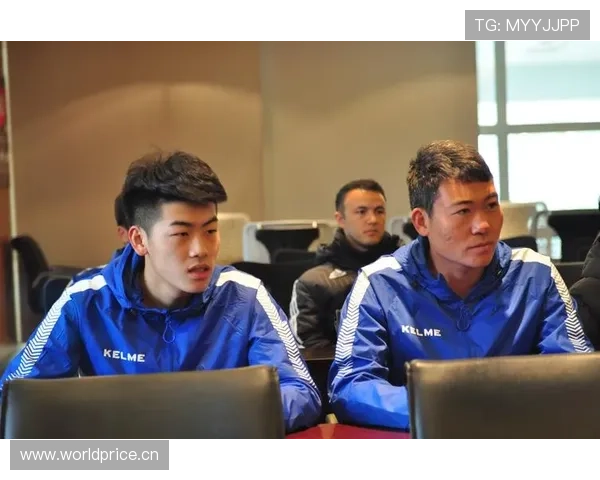 杨昊训练馆里比家还干净，鞋子排成队，活脱脱生活狂魔现场