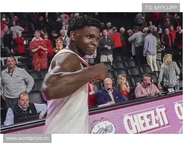 爱德华兹无球跑动制造错位，拉开空间效率提升